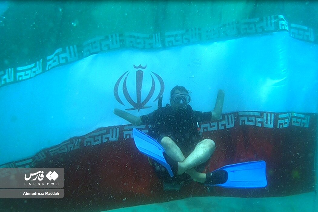 نصب بزرگترین پرچم ایران در عمق آب‌های خلیج فارس