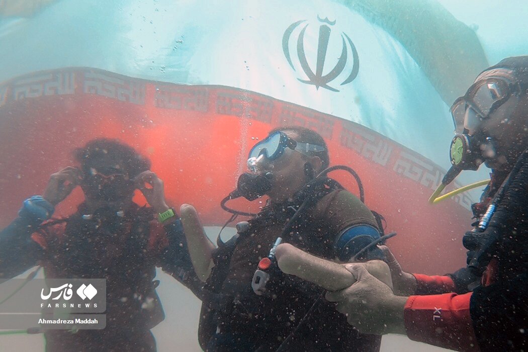 نصب بزرگترین پرچم ایران در عمق آبهای خلیج فارس