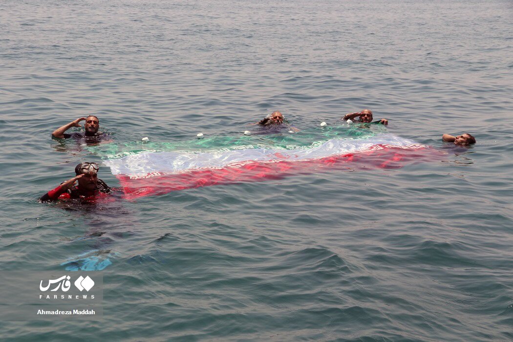 نصب بزرگترین پرچم ایران در عمق آبهای خلیج فارس