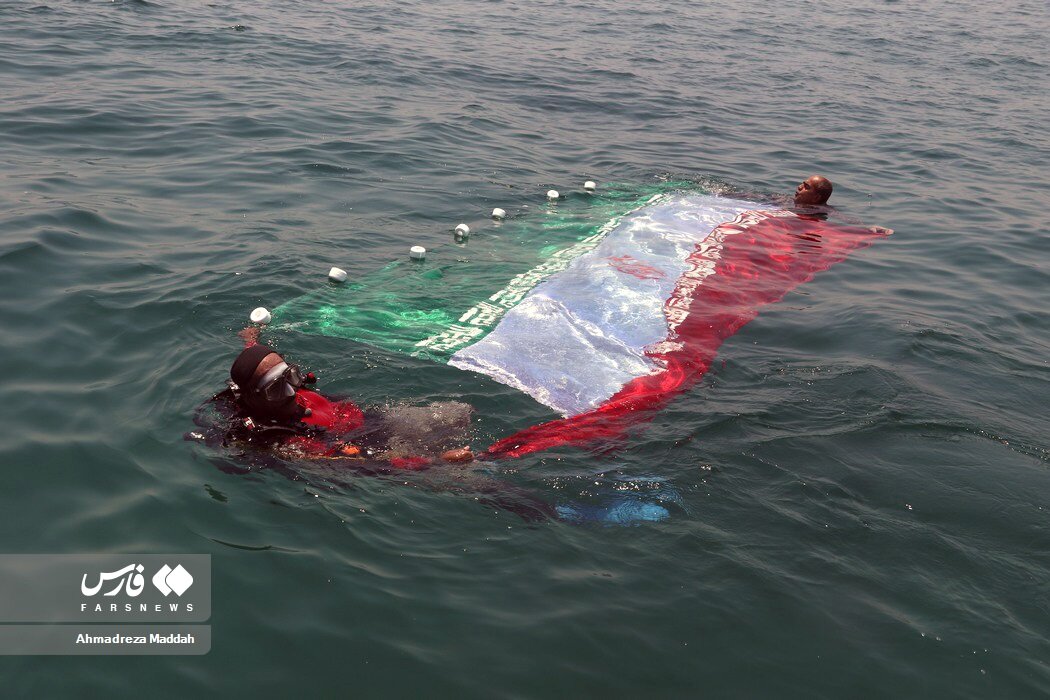 نصب بزرگترین پرچم ایران در عمق آب‌های خلیج فارس