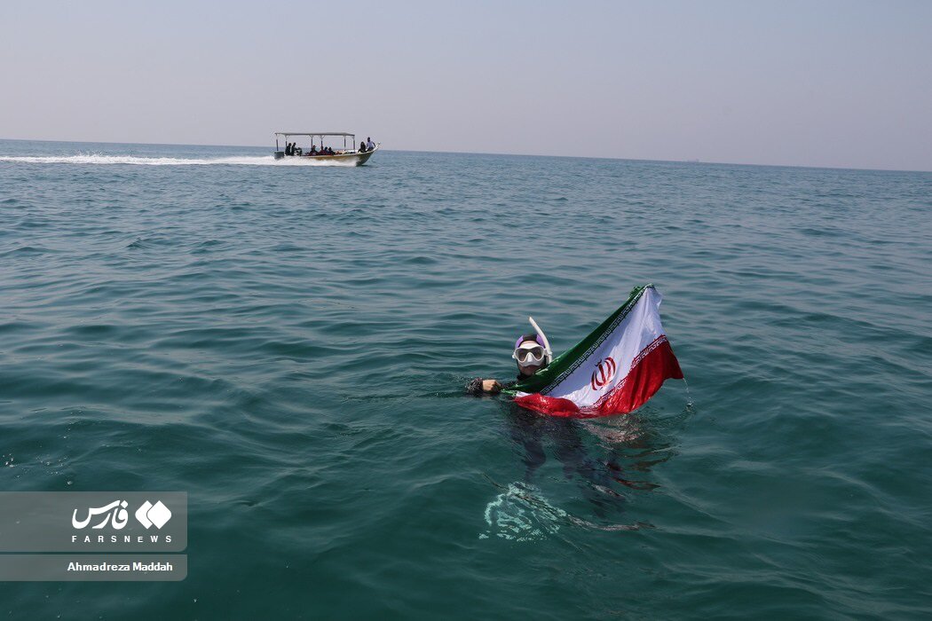 نصب بزرگترین پرچم ایران در عمق آب‌های خلیج فارس