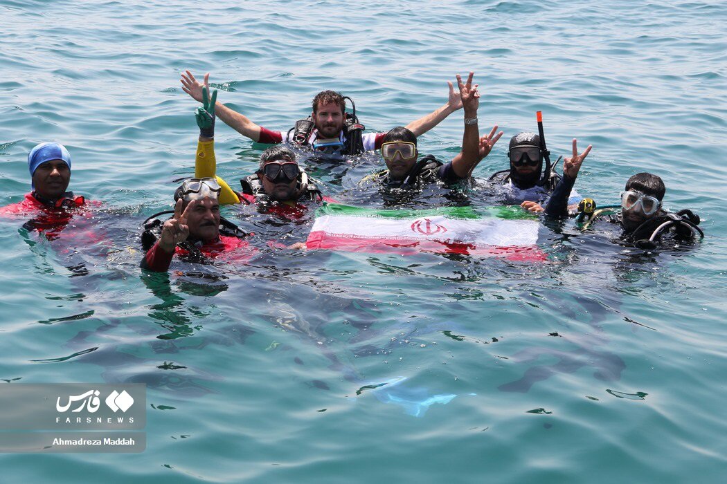 نصب بزرگترین پرچم ایران در عمق آبهای خلیج فارس