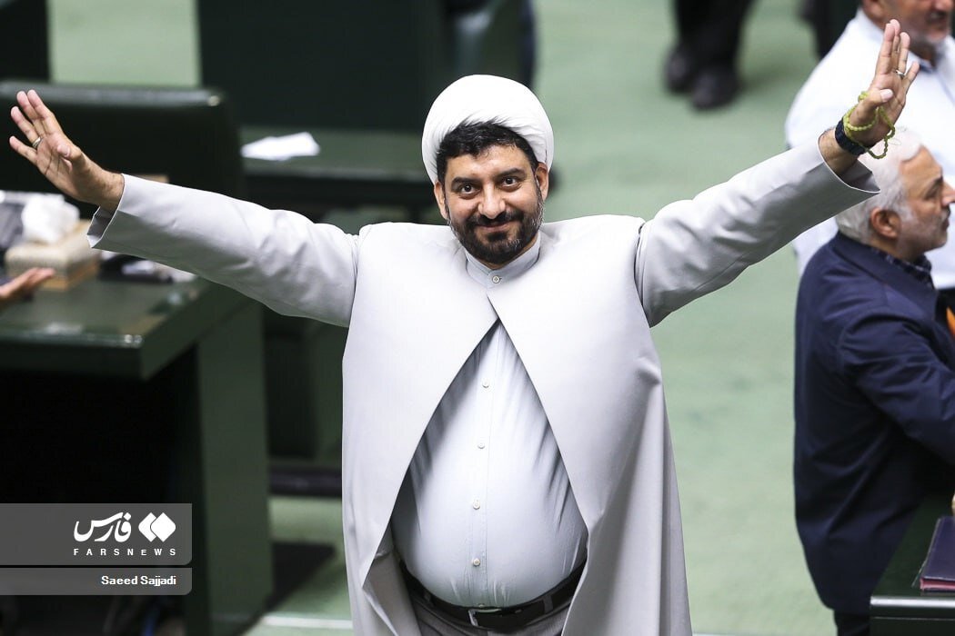 عکسی از شادی جالب نماینده مجلس از رای «عدم اعتماد» بهارستان به وزیر صمت