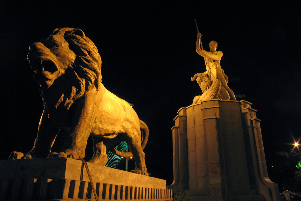 تنها مجسمه باقیمانده از پهلوی اول در این میدان تهران است/ عکس