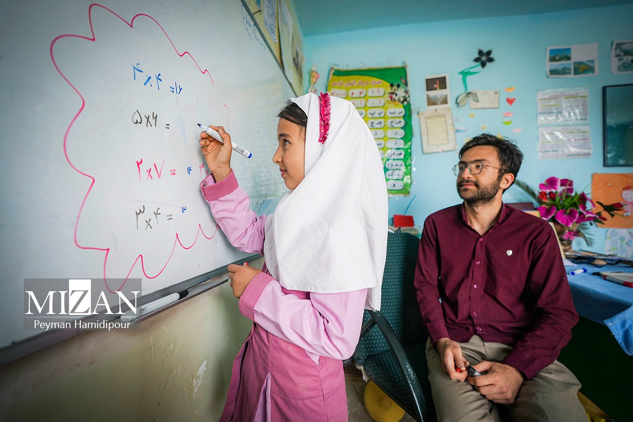 این معلم روزی ۳۲ کیلومتر رکاب میزند تا به مدرسه برسد/ عکس