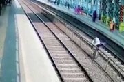 ببینید | نجات جان یک پیرزن ناشنوا از تصادف با قطار توسط افسر پلیس