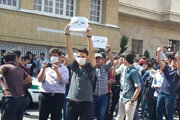 ببینید | برخورد جالب مسئول دولتی با معترض خوزستانی