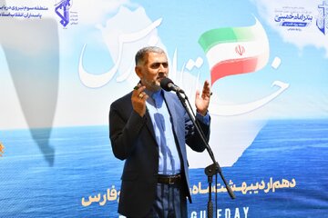 رژه دریایی شناورهای نظامی، تجاری و مردمی در سواحل بندرماهشهر برگزار شد