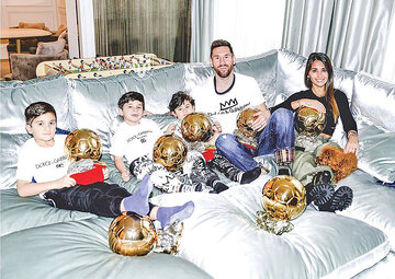 تصاویر | تفریحات دور از انتظار مسی و خانواده در عربستان