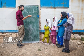 این معلم روزی ۳۲ کیلومتر رکاب می‌زند تا به مدرسه برسد/ عکس