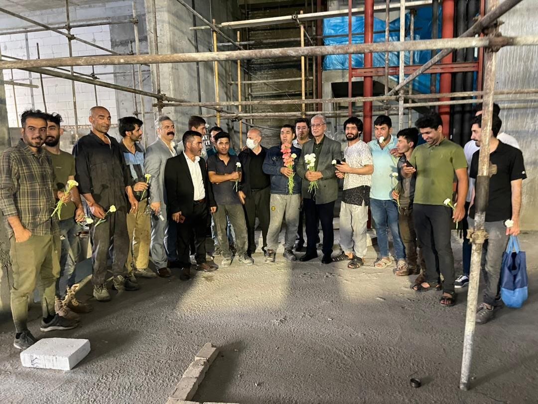 «روز کارگر»، ربیعی در جمع کارگران ساختمانی و رختشویخانه بیمارستان + عکس ها