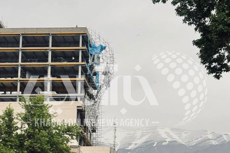 بستن این خیابان در تهران؛ احتمال ریزش داربست ساختمان نیمه کاره/ عکس