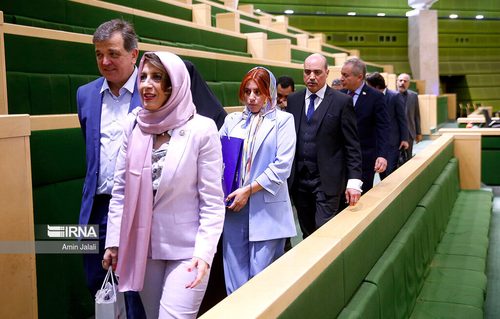 زنان کم‌حجاب و مردان کراواتی در صحن مجلس چه کسانی بودند؟ + عکس‌ها