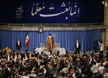 قائد الثورة الاسلامية: يجب احياء الهوية الايرانية والاسلامية والشخصية الوطنية في نفوس الأطفال