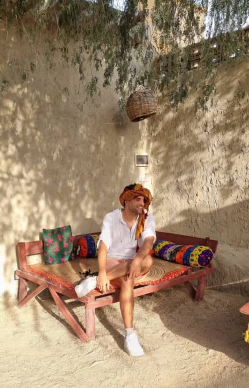 عکس | استایل عجیب علی ضیا؛ با سرپوش و شلوارک!