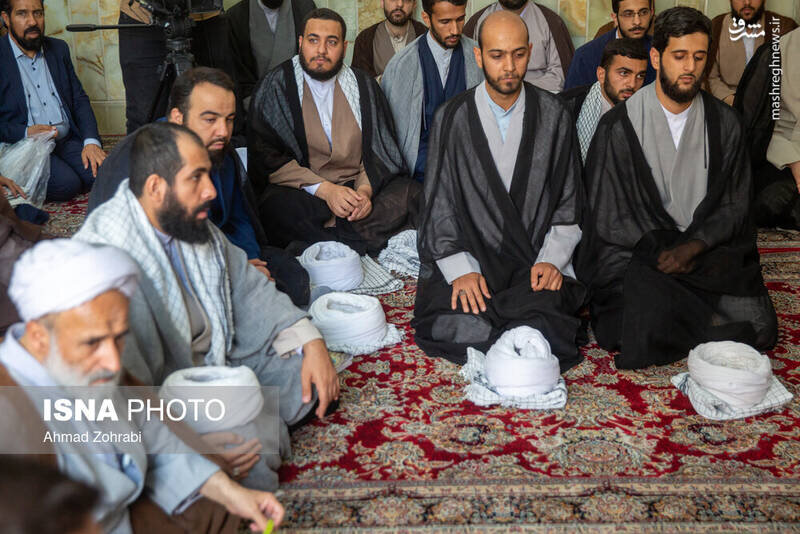 «عمامهگذاری» طلاب در محل دفن آیتالله سلیمانی + عگسها