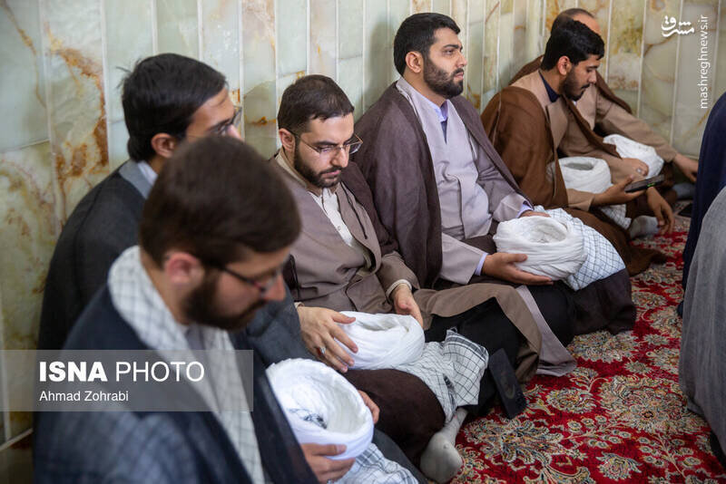 «عمامهگذاری» طلاب در محل دفن آیتالله سلیمانی + عگسها