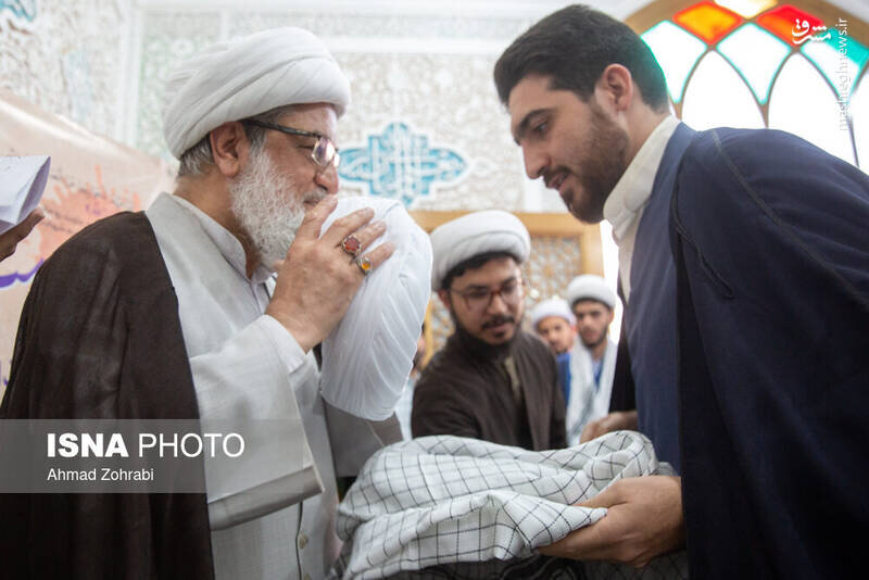 «عمامهگذاری» طلاب در محل دفن آیتالله سلیمانی + عگسها