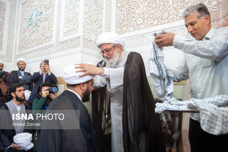 «عمامهگذاری» طلاب در محل دفن آیتالله سلیمانی + عگسها