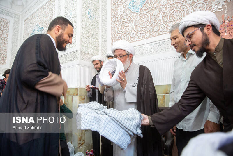 «عمامهگذاری» طلاب در محل دفن آیتالله سلیمانی + عگسها