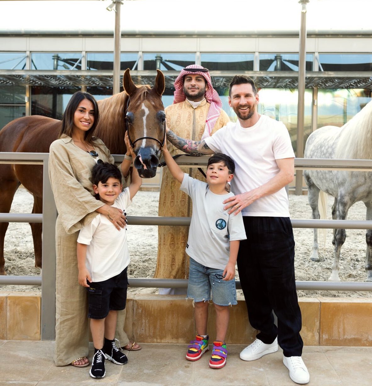 عکس | خوشگذرانی خانوادگی مسی در عربستان/نابغه عاشق خاور میانه شد!