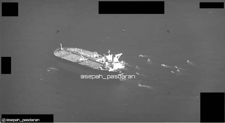 عکس | اولین تصویر از لحظه توقیف نفت‌کش ایرانی توسط نیروی دریایی آمریکا