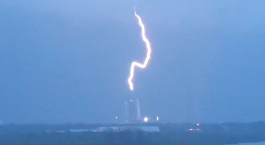 برخورد صاعقه با سکوی پرتاب موشک فالکون هوی/ عکس