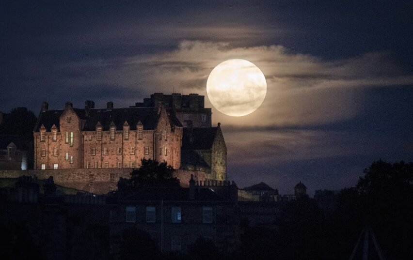 سنگی که تخت پادشاهی را رها نمیکند! /عکس