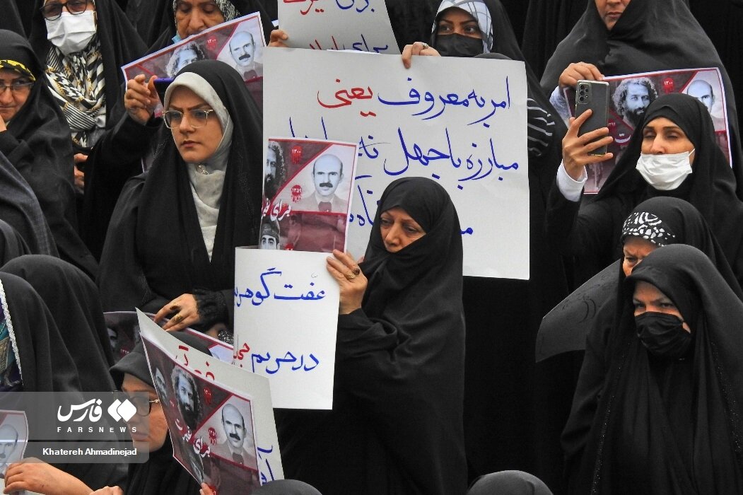 عکس‌هایی از تجمع مخالفان بی‌حجابی در رشت 