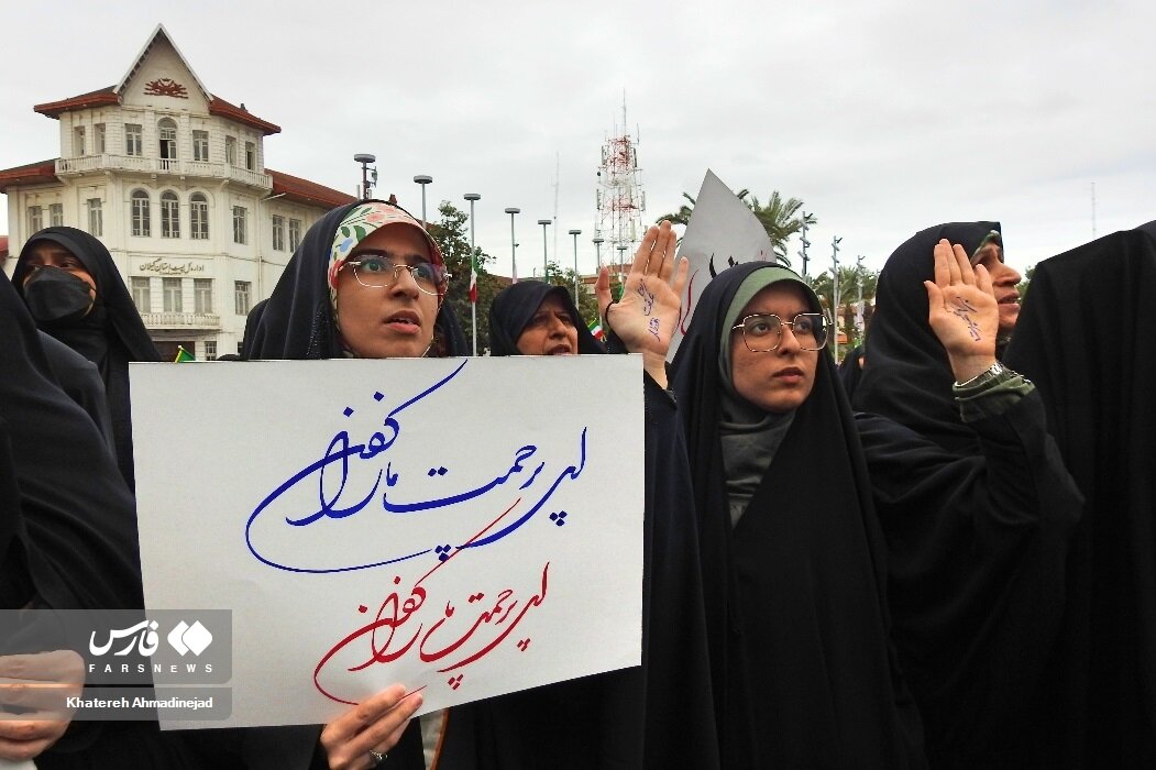 عکس‌هایی از تجمع مخالفان بی‌حجابی در رشت 