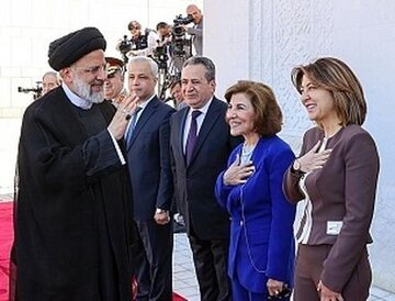 چرا عکس «ادای احترام» رئیسی به دو بی‌حجاب‌ سوری «شگفت‌انگیز» شد؟