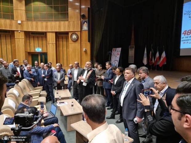 جلوگیری از برگزاری «همایش کانون‌های وکلای ایران» به دلیل «استفاده از کروات»! + عکس
