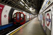 ببینید | شکستن شیشه و وحشت مسافران مترو لندن از ترس‌ آتش‌سوزی در ایستگاه!