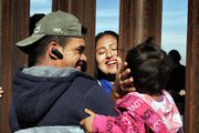 ببینید | تصاویری احساسی از دیدار کوتاه خانواده‌های جدا شده در مرز آمریکا و مکزیک