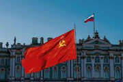 ببینید | جنجال بزرگ در قلب آلمان؛ جولان پرچم بزرگ شوروی بر فراز پارلمان