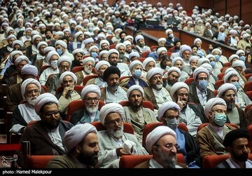 هشدار امام جمعه شیراز: دشمن می‌خواهد با کشاندن «ائمه‌جمعه» به بحث حجاب، آنان را «مقابل جامعه» قرار دهد