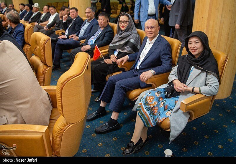 حجاب و پوشش متفاوت زنان و مردان در مراسمی با حضور رئیسی + عکس ها