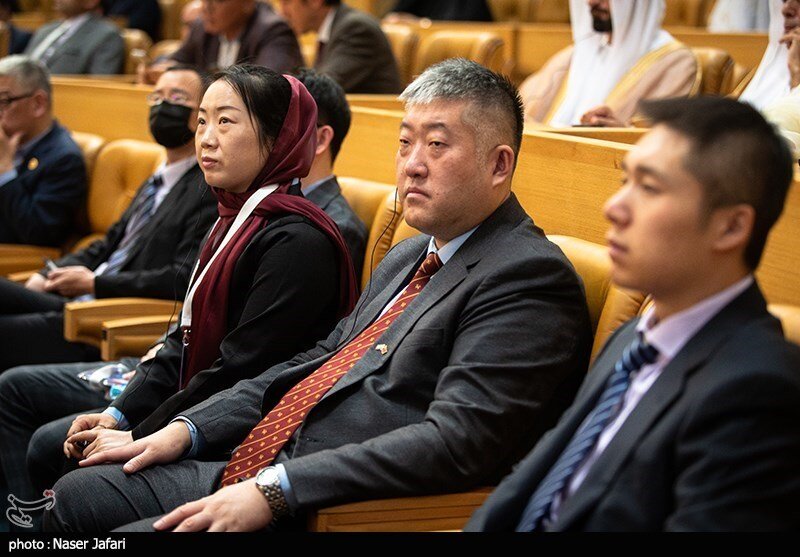 حجاب و پوشش متفاوت زنان و مردان در مراسمی با حضور رئیسی + عکس ها