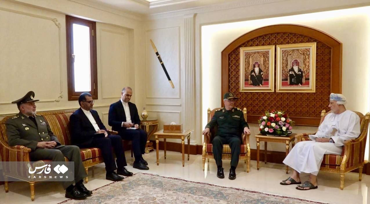 رئیس ستاد کل نیروهای مسلح ایران در عمان: باید «بهانه» را از دشمنان بگیریم