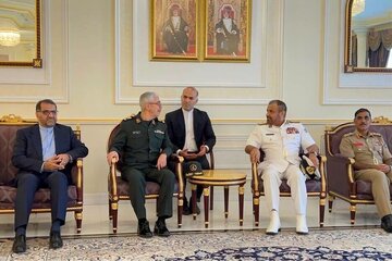 Iran’s top army cmdr. meets Omani military officials in Muscat