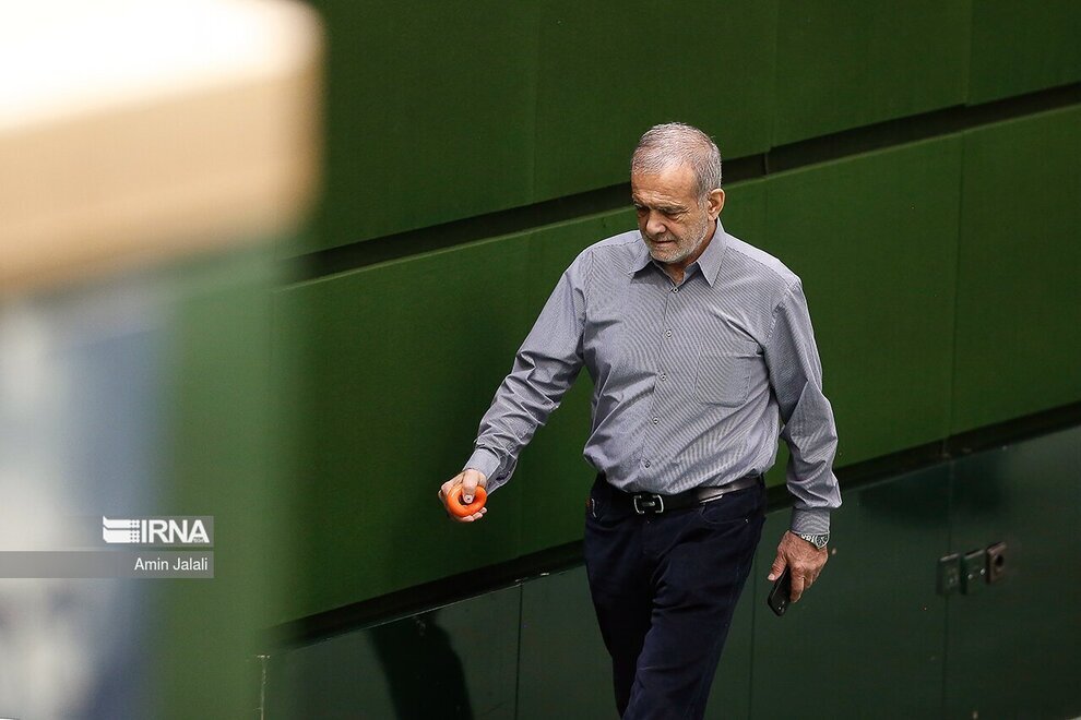 حرکات عجیب نماینده معروف در صحن مجلس سوژه شد + عکسها