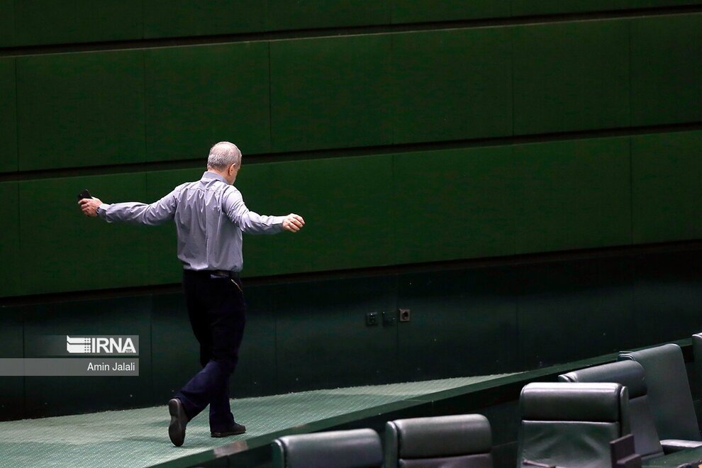 حرکات عجیب نماینده معروف در صحن مجلس سوژه شد + عکسها