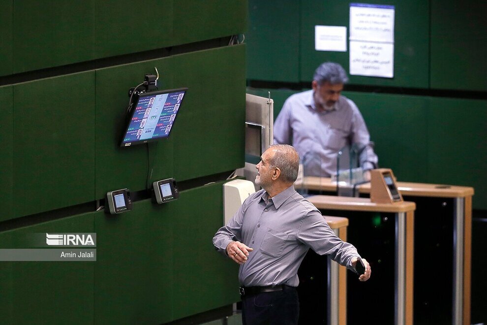 حرکات عجیب نماینده معروف در صحن مجلس سوژه شد + عکسها