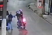 ببینید | حمله شجاعانه یک عابر پیاده به دو سارق موتورسوار