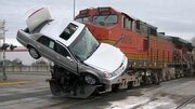 ببینید | تصادف وحشتناک قطار مسافربری با یک خودرو