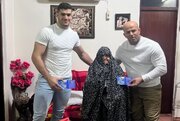 اهدای مدال های طلای کشتی به مادر ۳ شهید در ماسال