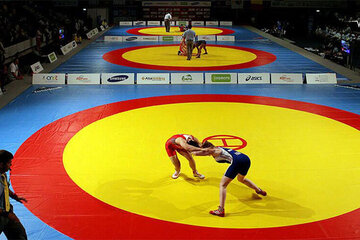 عکس | قابی پراحساس از نگرانی یک مادر برای فرزندش روی تشک کشتی در نزدیکی محل مسابقه!