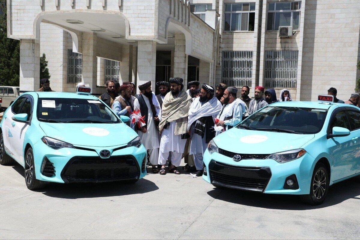 تحطيم الرقم القياسي العالمي لسيارات أجرة طالبان في صنع الأخبار! / صورة