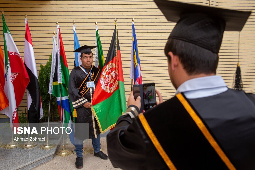 پوشش و حجاب دانشجویان در مراسمی با حضور رئیس جامعه مدرسین حوزه علمیه قم و وزیر علوم + عکسها
