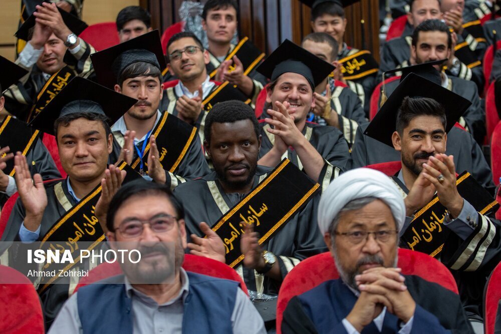 پوشش و حجاب دانشجویان در مراسمی با حضور رئیس جامعه مدرسین حوزه علمیه قم و وزیر علوم + عکسها